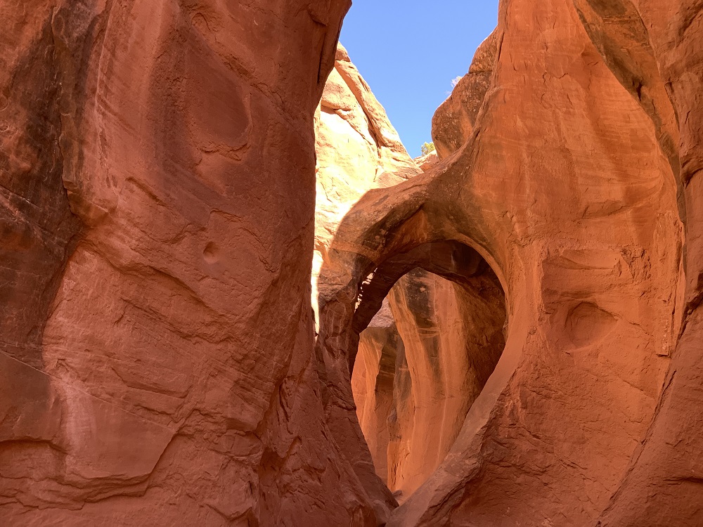 Peek a boo slot canyon trailhead trail