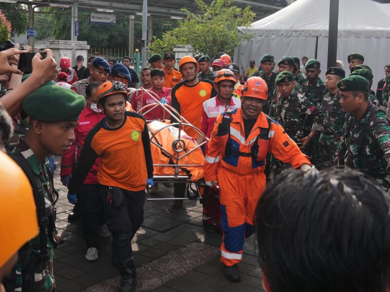 Rescuers recover last victims from Indonesia train wreck that killed 15 and injured dozens