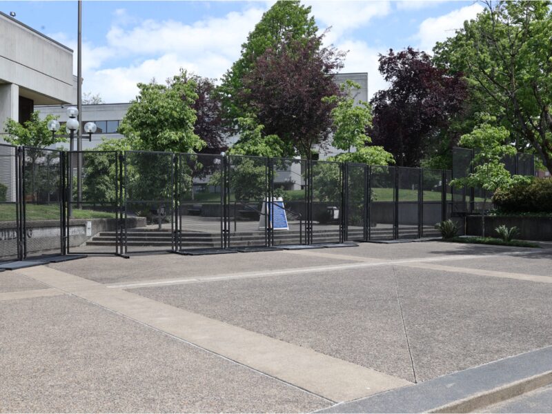 Judge orders removal of fence around Oregon federal building