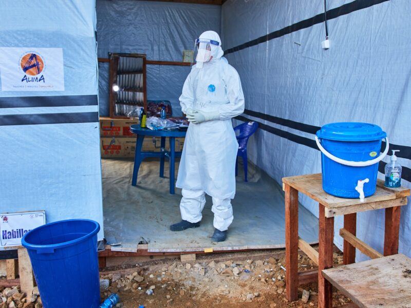 Ebola deaths in Congo top 500 as health workers threaten to strike