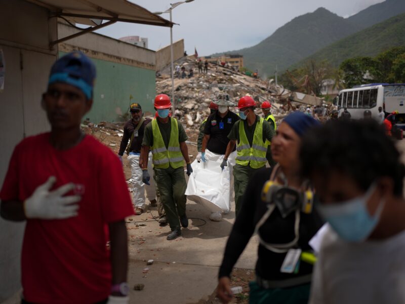 As quake rescue effort winds down, Venezuelans are left alone to recover their dead